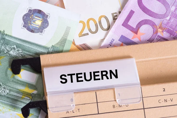 Euro Geldscheine Und Eine Hngemappe Mit Steuerunterlagen — Stock Photo, Image