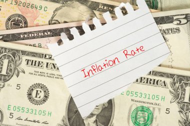 Enflasyon oranı yazılı not defteri kağıdının yakın plan görüntüsü.