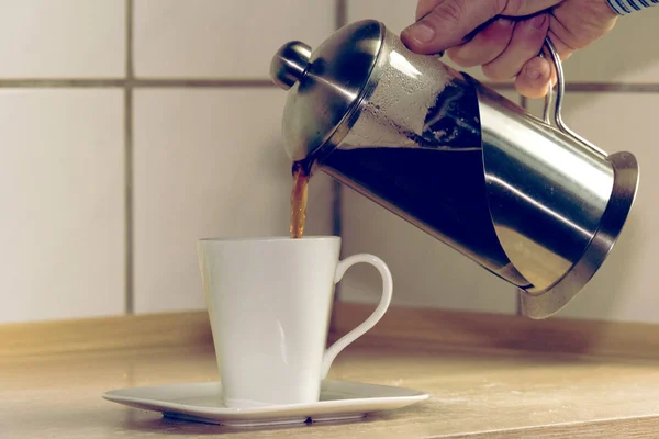 Colpo Ritagliato Persona Versando Caffè Tazza — Foto Stock