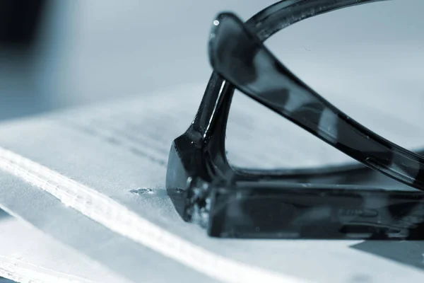 Gros Plan Noir Blanc Des Lunettes Avec Des Documents Sur — Photo