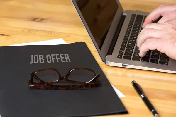 Tiro Close Inscrição Oferta Emprego Notebook Com Laptop Óculos Mesa — Fotografia de Stock