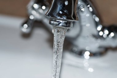 Yakın çekim musluk ve lavabo.