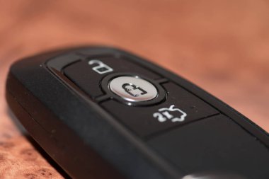 Masa üstündeki araba anahtarının yakın çekim görüntüsü