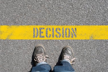 Arkaplan için asfalt üzerinde duran kişi ile yazıt kararı