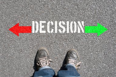 arkaplan için asfalt üzerinde duran kişi yazılı karar ve oklar