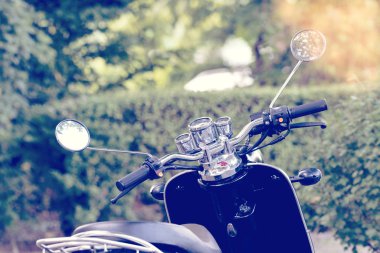 Şehir caddesinde motosikletin yakın plan görüntüsü.