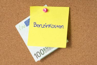 Mantar arkaplanda metin mesajı gaz maliyeti olan yapışkan bir not