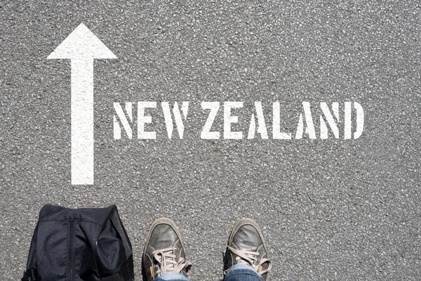 Inskription Nya Zealand Och Pil Med Person Som Står Asfalt — Stockfoto