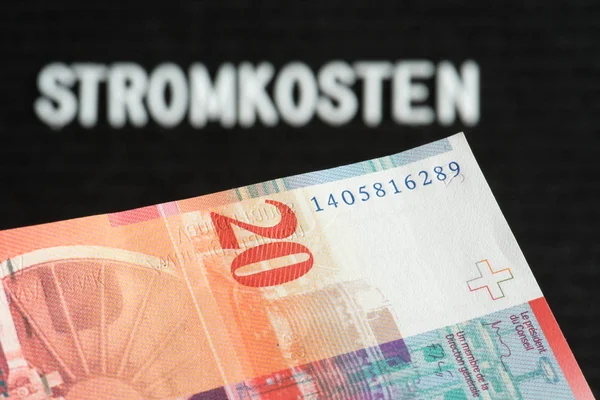 Nahaufnahme Der Schweizer Franken Banknote Mit Stromkosten Aufschrift Auf Schwarzem — Stockfoto