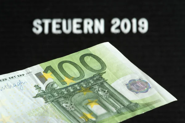 黒の背景にステュアーン2019の碑文を持つユーロ紙幣のクローズアップ — ストック写真