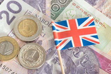Polonyalı zloti banknotları ve Büyük Britanya bayrağıyla paraların yakın plan çekimi