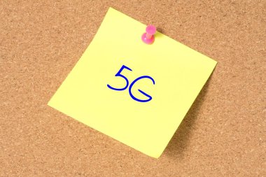Mantar panosunda 5 G işareti olan yapışkan bir not.