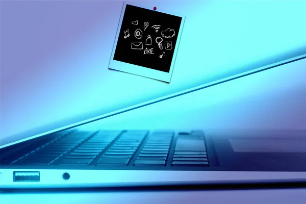 Laptop Dator Med Blå Bakgrund Och Anteckning Med Skisser — Stockfoto
