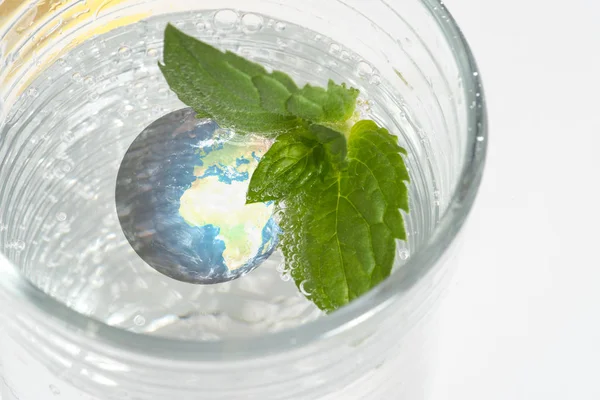 Ein Glas Sauberes Frisches Wasser Und Die Welt — Stockfoto