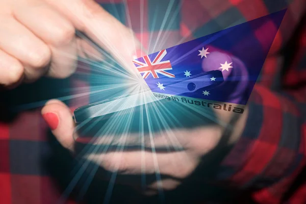 Kvinna Smartphone Flagga Australien Och Slogan Livet Australien — Stockfoto