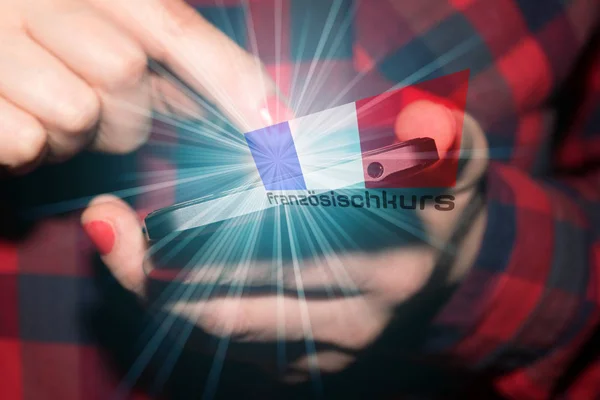 Een Vrouw Smartphone Vlag Van Frankrijk Taalcursus Frans — Stockfoto