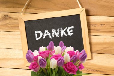 Çiçekler ve tebeşirle birlikte teşekkür ederim.