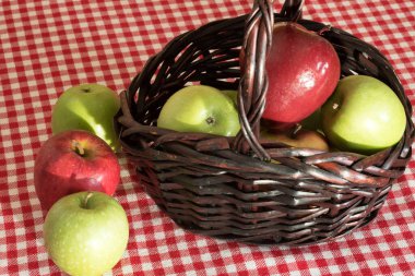 Bir sepet taze elma.