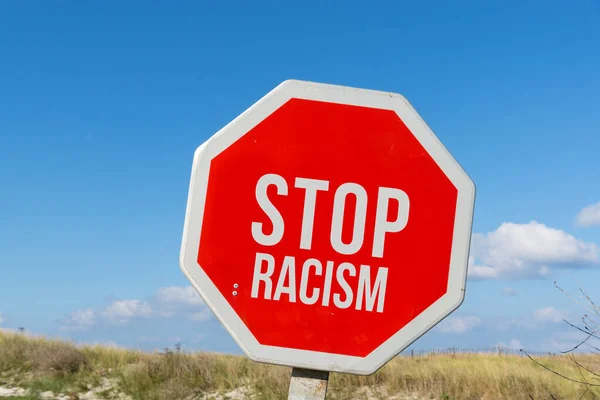 Stoppskylt Och Meddelande Rasism — Stockfoto