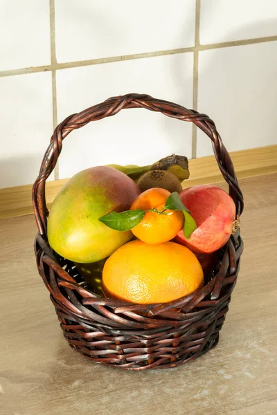 Uma Cesta Frutas Frescas — Fotografia de Stock