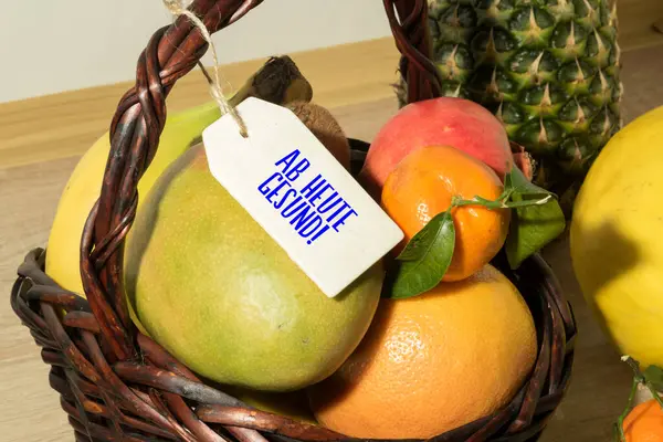 Uma Cesta Frutas Frescas Sinal Que Diz Saudável Hoje — Fotografia de Stock