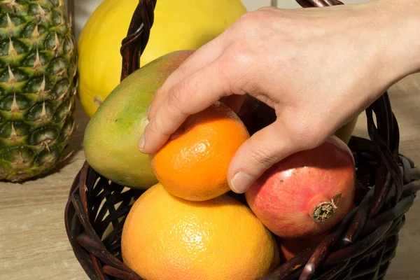 Uma Mulher Uma Cesta Cheia Fruta Fresca — Fotografia de Stock