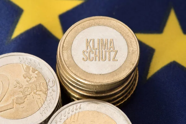 Σημαία Της Ευρωπαϊκής Ένωσης Κέρματα Ευρώ Και Κόστος Της Κλιματικής — Φωτογραφία Αρχείου