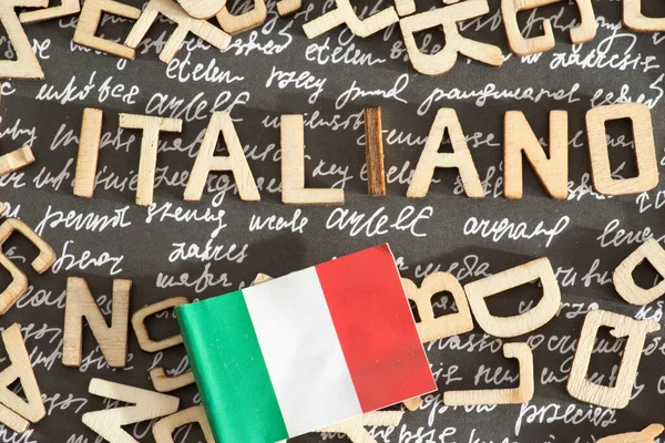 意大利国旗和意大利字 — 图库照片