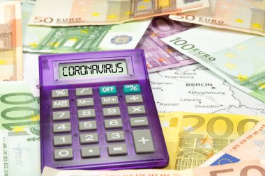 Almanya haritası, hesap makinesi, euro banknotları ve corona virüsü