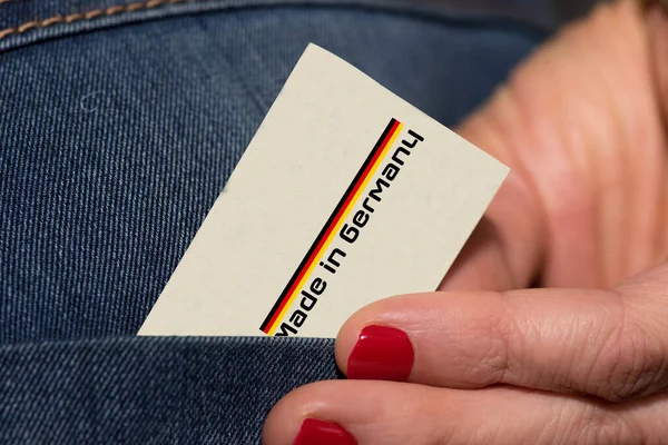Μια Γυναίκα Και Μια Κάρτα Σλόγκαν Made Germany — Φωτογραφία Αρχείου