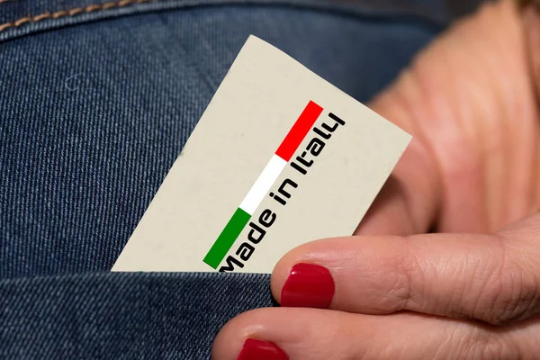 Una Donna Uno Slogan Made Italy — Foto Stock