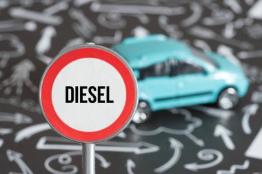 Bir araba ve dizel sürüş yasağını gösteren bir trafik tabelası.