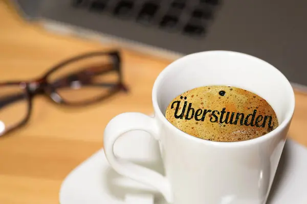 Computer Kaffeebecher Und Überstunden — Stockfoto