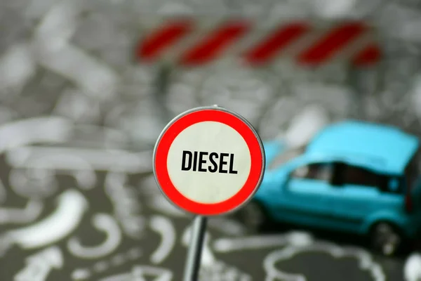 Coche Una Señal Tráfico Que Indica Prohibición Conducir Diesel — Foto de Stock
