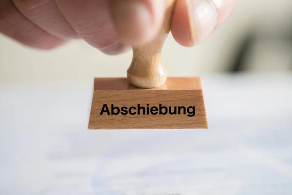 Ein Mitarbeiter Der Ausländerbehörde Und Ein Stempel Mit Dem Aufdruck — Stockfoto