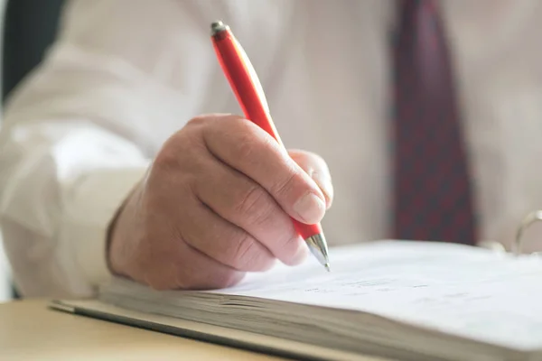 Ein Mann Mit Kugelschreiber Unterschreibt Ein Dokument — Stockfoto