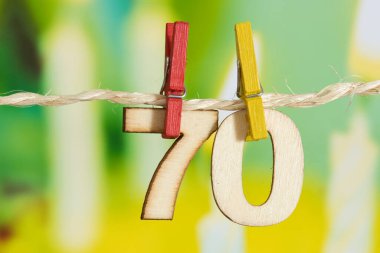 70 yaş günü ve mumlu bir pasta.