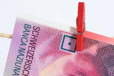Para aklamadan sonra çamaşır ipinde İsviçre Frangı