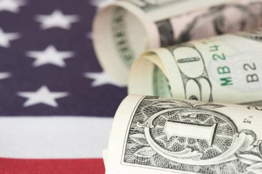 Amerikan bayrağı ve banknotları