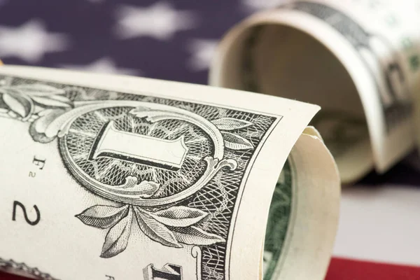 Amerikan bayrağı ve banknotları