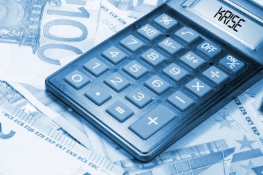 Euro banknotları, hesap makinesi ve kriz