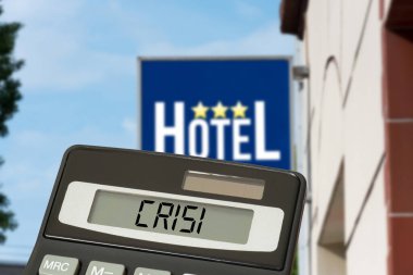 İtalya 'da bir otel, hesap makinesi ve kriz
