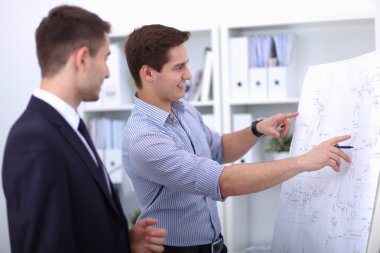 İş adamları toplantıda, ofiste tartışıyorlar.