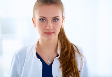 Hastanedeki kadın doktor beyaz arka planda izole edilmiş.