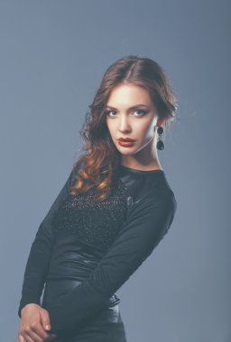 Siyah elbiseli, akşam makyajlı güzel bir kadın.