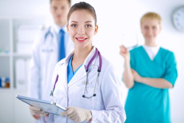 Tıp grubunun önünde çekici bir kadın doktor.
