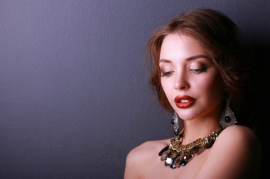 Siyah elbiseli, akşam makyajlı güzel bir kadın.