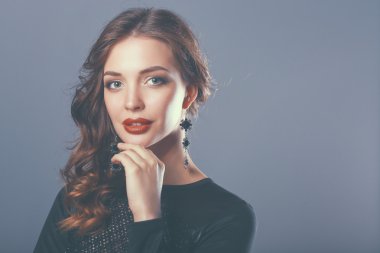 Siyah elbiseli, akşam makyajlı güzel bir kadın.