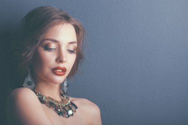 Siyah elbiseli, akşam makyajlı güzel bir kadın.