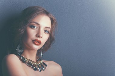 Siyah elbiseli, akşam makyajlı güzel bir kadın.